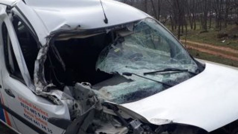 Bursa'da bir araç seyir halindeki tıra çarptı