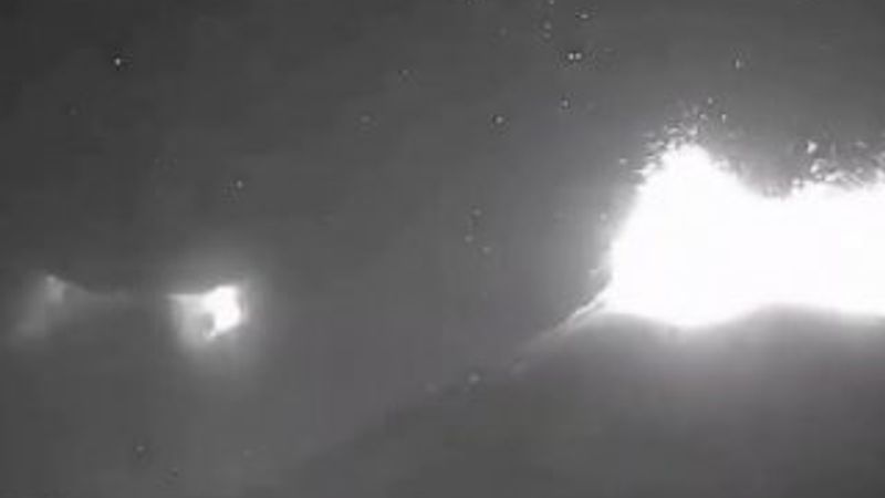 Meksika'da yanardağın patlama anı kamerada