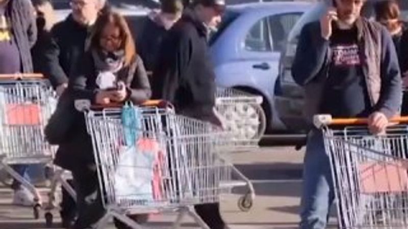 İtalya'da market önlerinde koronavirüs kuyruğu