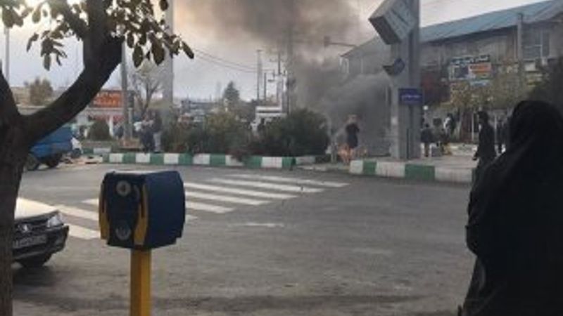 İran'da benzin zammı protesto eden anne ve oğluna 15 yıl ceza