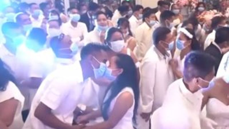 Filipinler'de 200 çift dünyaevine maskeyle girdi