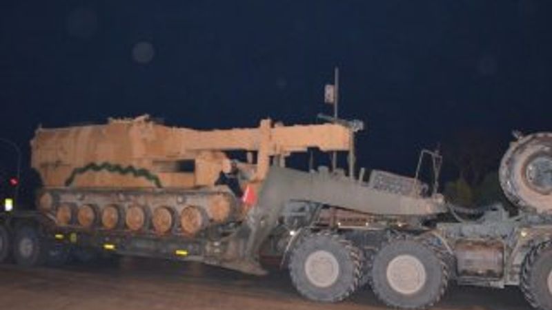 Suriye sınırına askeri araç sevkiyatı yapıldı
