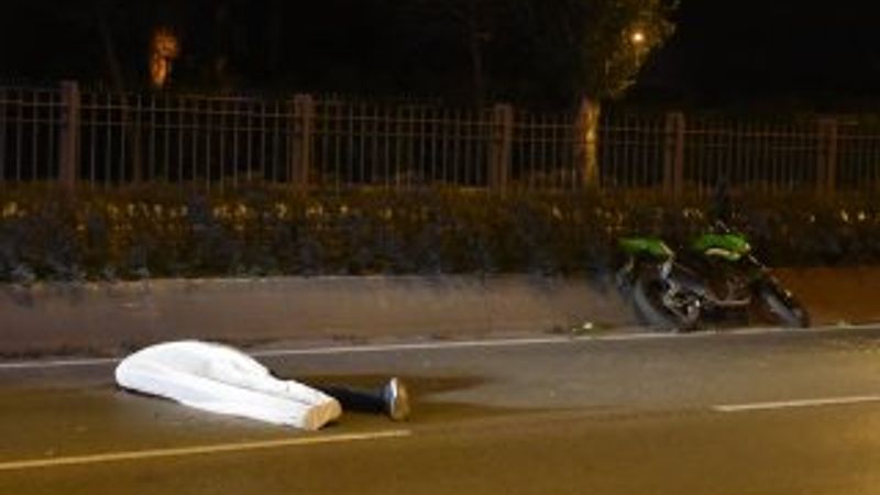 İzmir'de refüje çarpan motosikletli genç öldü