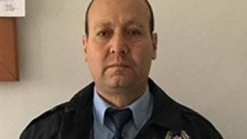 Polis kıyafetiyle otostop çeken emekli polise gözaltı