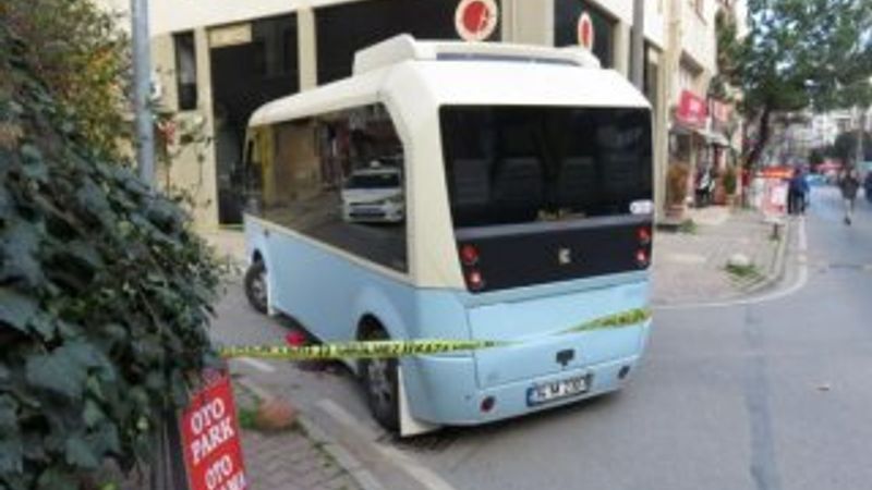 Kadıköy'de güzergah dışına çıkan minibüs kadına çarptı