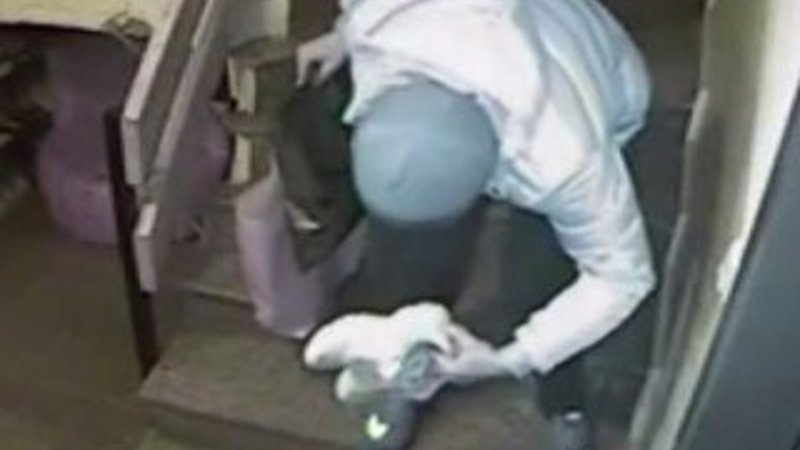 Apartmanda ayakkabıları seçerek çalan hırsız