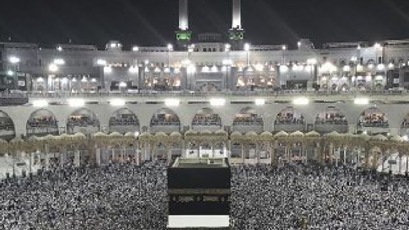 Suudi Arabistan umre ziyaretlerini askıya aldı