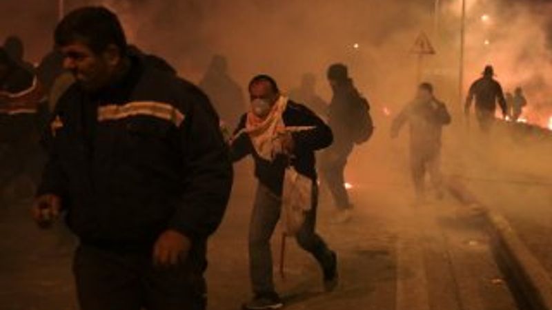 Yunanistan'da ada halkı göçmen kampları için sokakta