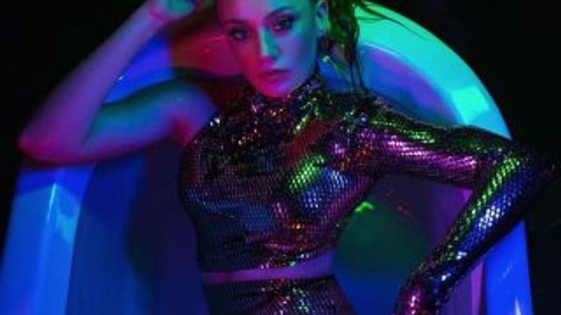 Gizem Karaca'dan küvet pozu