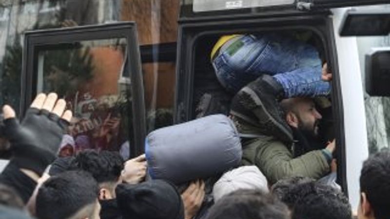 Mülteciler akın akın sınıra doğru gidiyor