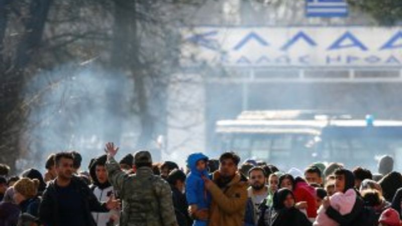 Yunan polisinden göçmenlere biber gazlı müdahale