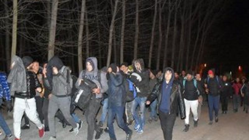 Türkiye Suriyeli mülteciler için sınır kapılarını açtı