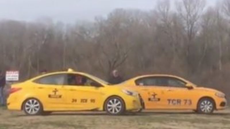 Mülteciler Edirne'ye taksiyle gidiyor