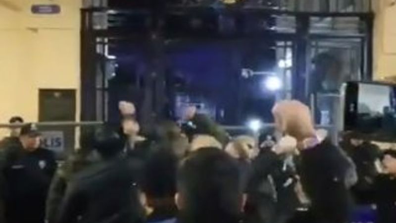 Rusya'nın İstanbul Başkonsolosluğu önünde protesto