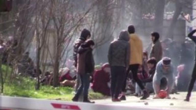 Sınırda bekleyen göçmenler top oynayarak zaman geçirdi