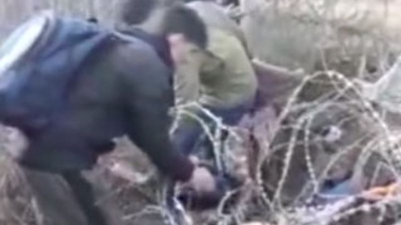 Göçmenler, tel örgüleri açıp Yunan askerinin aracını taşladı