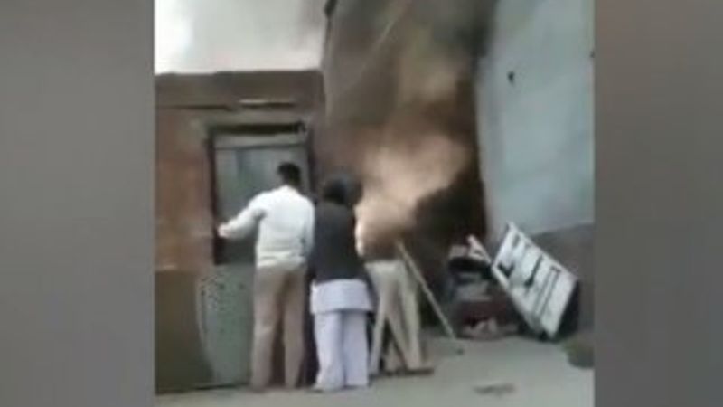 Hindistan'da Müslüman ailenin evi yakıldı