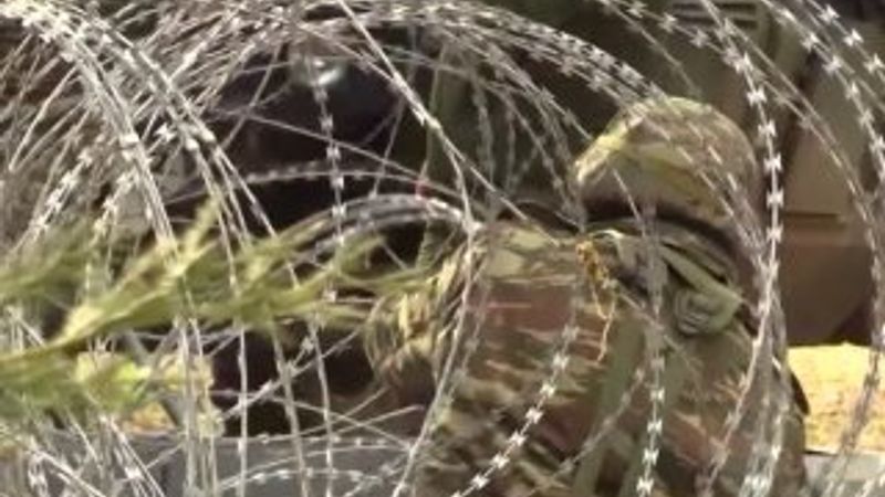 Yunan askeri sınırdaki tel engelleri güçlendiriyor