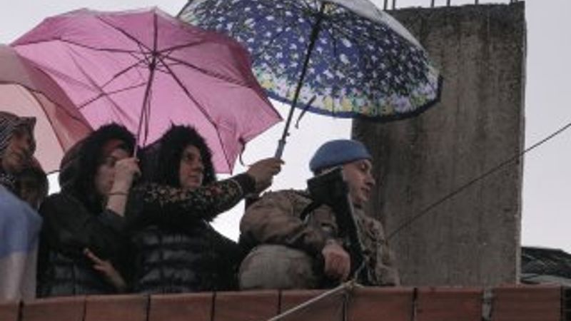 Islanmasın diye Mehmetçik'e şemsiye tuttular