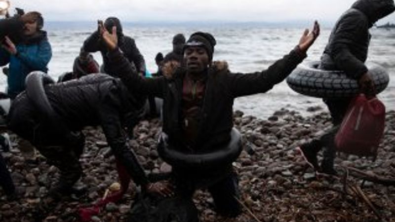 Midilli Adası'na ulaşan mültecilerin mutluluğu