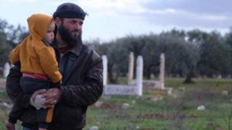 Rejimin saldırılarından kaçıp, mezarlığa sığındılar