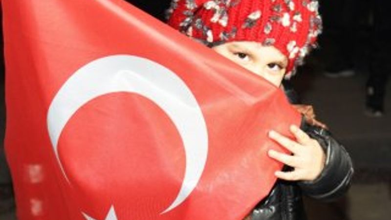Kırıkkale'de Türk bayrağını alan sokağa koştu