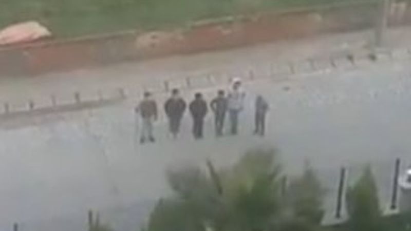 Türk bayrağını gören çocuklar İstiklal Marşı'nı okudu