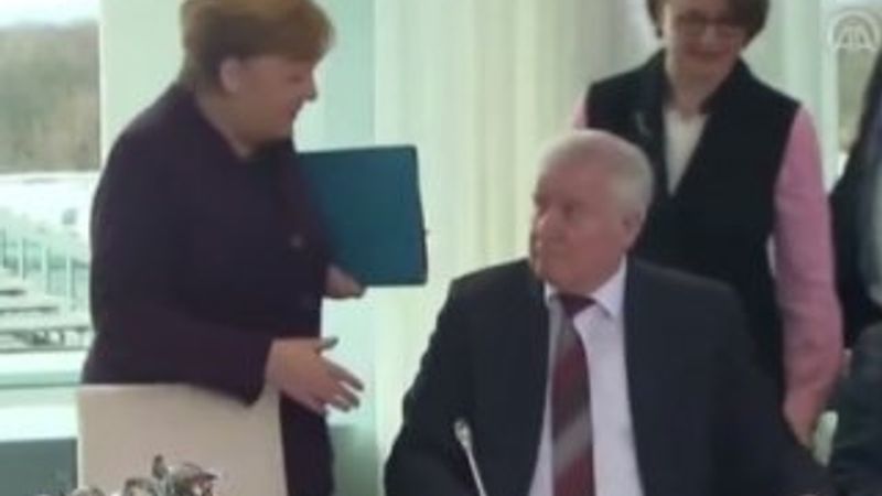 Koronavirüs yüzünden Merkel'in eli havada kaldı
