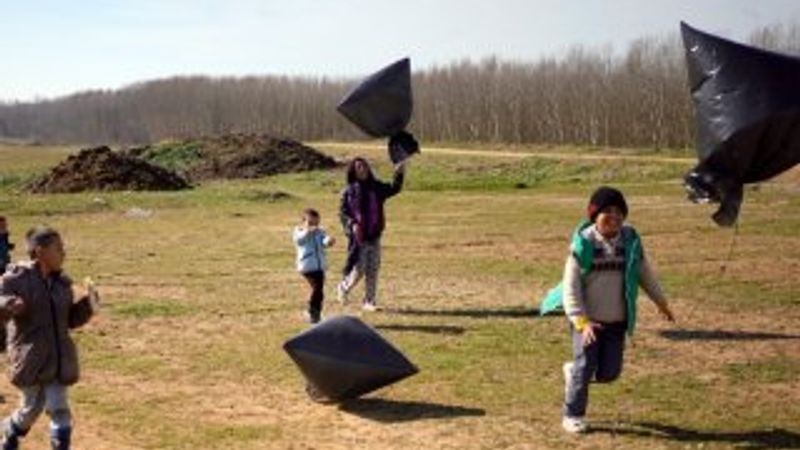 Meriç Nehri'ni geçmeyi bekleyen çocuklar