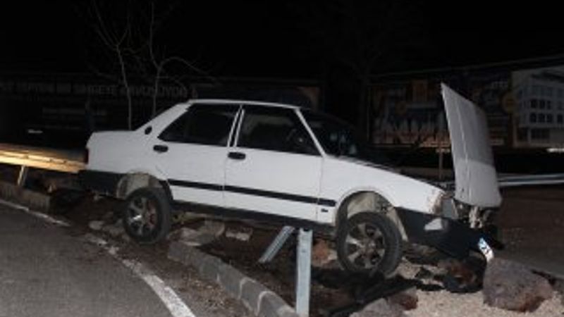 Elazığ'da bariyerlere çarpan araçtaki 3 kişi yaralandı