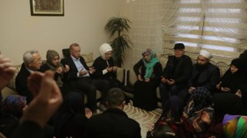 Erdoğan, İdlib şehidinin evini ziyaret etti