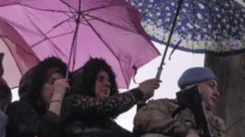 Cenazede askere şemsiye tutan kadın konuştu