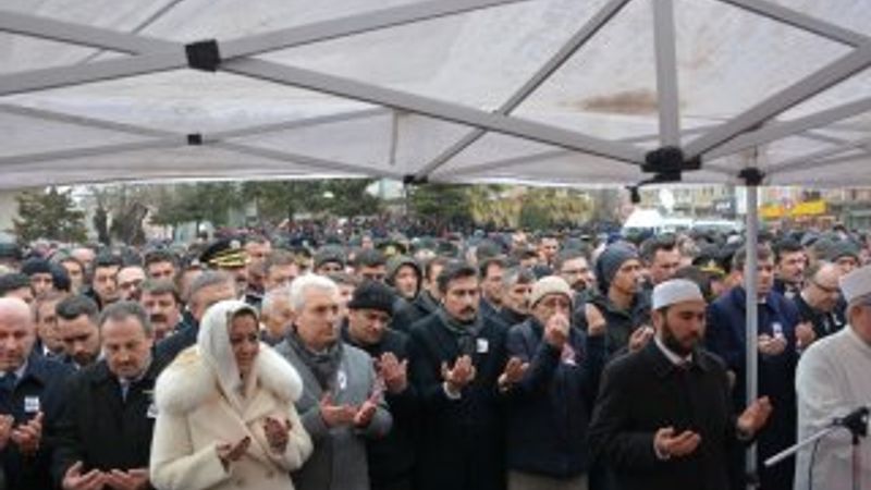 İyi Partili vekil şehit cenazesinde fotoğraf çektirdi