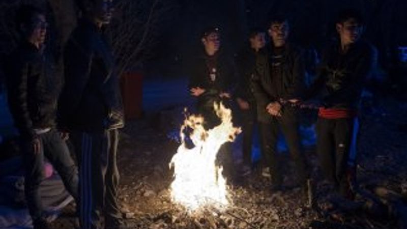 Midilli'de göçmenler sahilde sabahlıyor