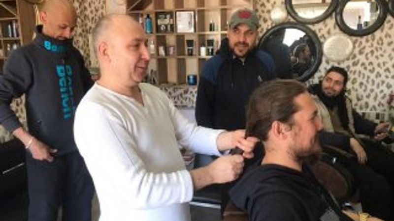 Mülteci gençler kuaför salonlarına akın etti
