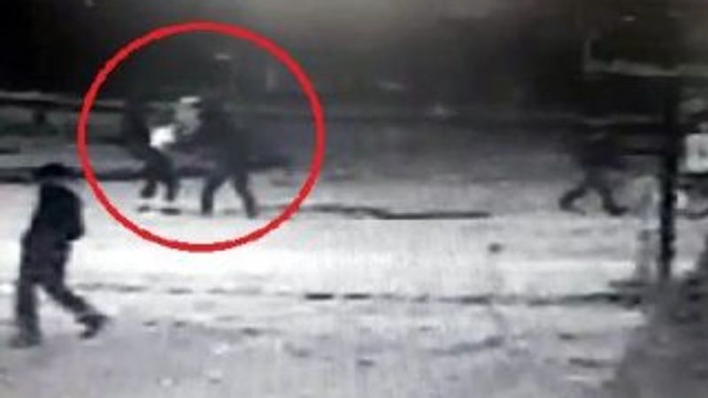 Kadını bıçaklayıp, arkadaşını döven zanlı aranıyor