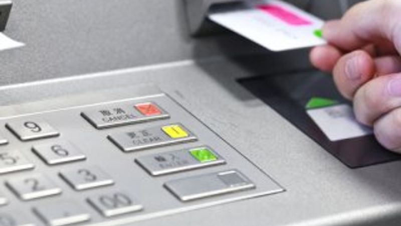 Müşterilerin 1,5 milyon lirasını başka hesaplara aktardı