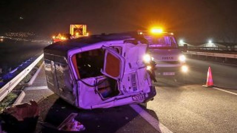 Bursa'da göçmenleri taşıyan minibüs devrildi