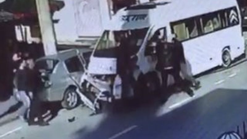 Kaza yapan servis şoförüne tekme ve yumrukla saldırdı