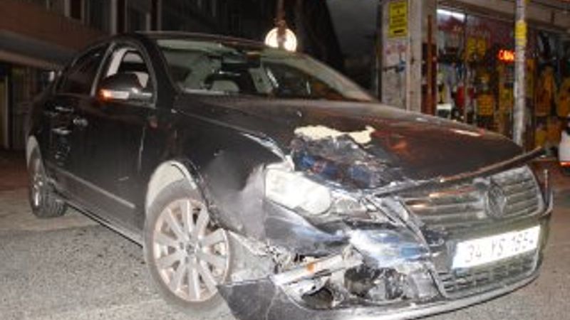 Polis aracına çarpan şahıslar kaçarken kaza yaptı