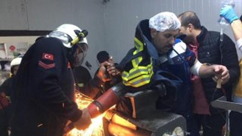 Elini paketleme makinasına kaptırdı