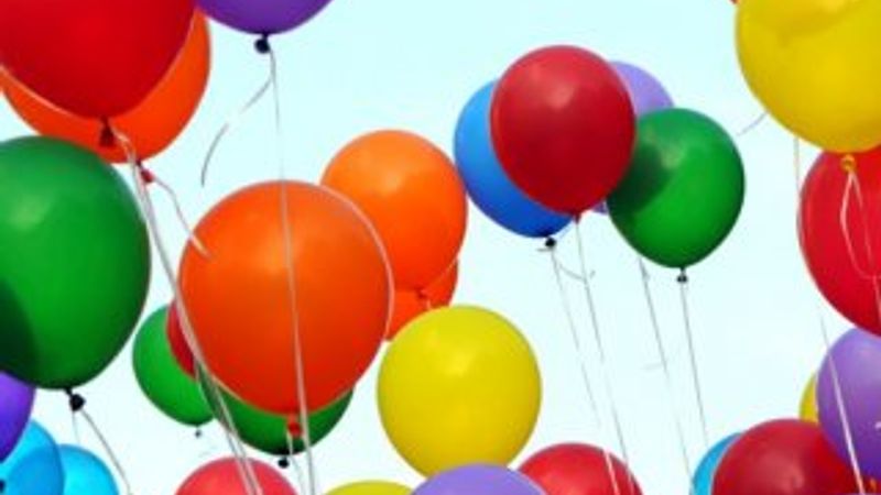 Doktorla tartışan hasta balon dağıtarak kurtuldu