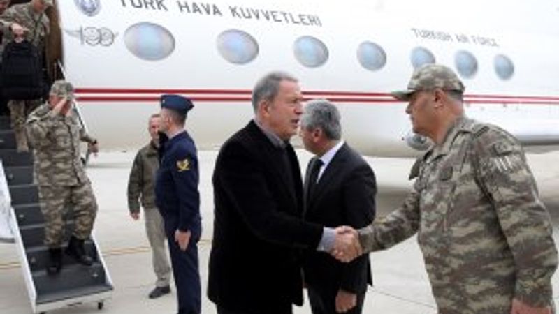 Bakan Akar ve komutanlar Suriye sınırında