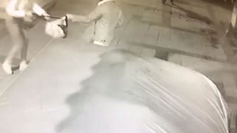 Sokak ortasında kadından erkeğe şiddet kamerada