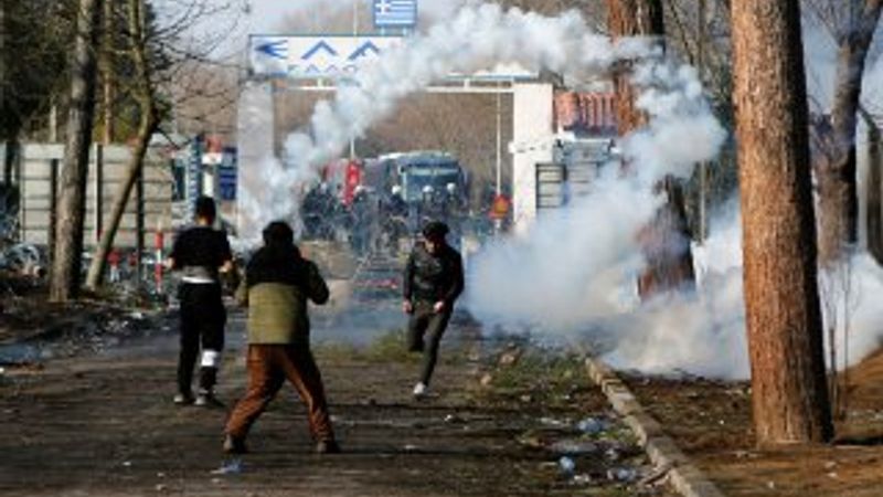 Yunan polisinin göz yaşartıcı bomba stokları bitiyor
