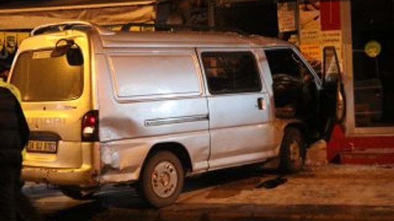 Alkollü sürücü bir araca çarptıktan sonra dükkana girdi