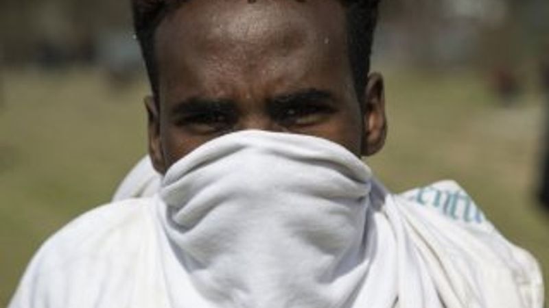 Mültecilerden gaz bombasına karşı pet şişeden önlem