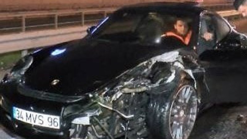 TEM Otoyolu'nda lüks araçlar makas atarken kaza yaptı