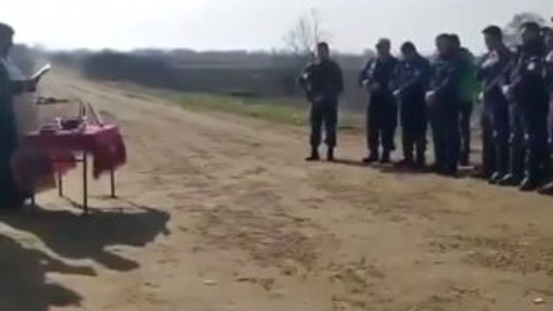 Sınıra gelen papaz Yunan polisini kutsadı