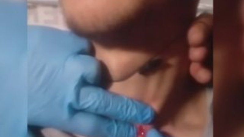 Yunan askeri, plastik mermiye tel yerleştirdi